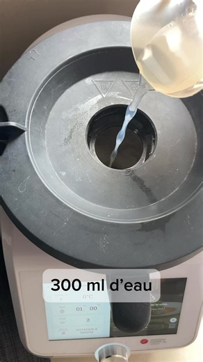 Recette ici 👈 J’adoooore faire des crêpes toute l’année !! Voici une recette toute simple de pâte à crêpes légères. Pour une poêle moyenne, tu obtiendras 10/12 crêpes environ : - 250 g de farine - 3 oeufs - 300 ml d’eau - 250 ml de lait Tu peux réaliser cette recette manuellement. Mais si tu as un robot de cuisine, c’est encore plus facile !! Mettez dans la cuve la farine et les œufs. Mélangez 30 secondes vitesse 4. Retirer le verre doseur. Programmez 2 minutes vitesse 4, verser l’eau progressi