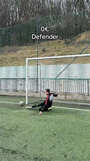 0€ vs. 100 000 000€ Defender