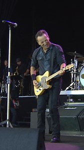 Bruce Springsteen returns to the stage in the UK today 🎸 Enjoy this moment from London in 2013. | Legacy Recordings