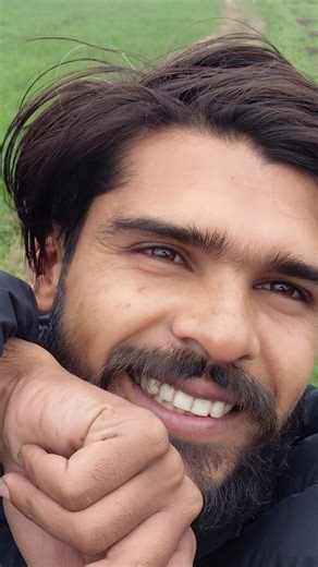 SARVJEET on Instagram: "1997년 개봉한 영화 Titanic은 잭과 로즈의 운명적인 사랑을 통해 비극 속에서도 오래 남는 감정의 깊이를 보여주는 작품입니다. 화려한 연출보다 인물의 감정에 더 집중한 제임스 카메론 감독의 스타일은 지금 다시 봐도 묘하게 가슴을 울리죠. 배가 침몰하는 장면이 아닌, 두 사람이 서로를 바라보던 순간들이 더 강하게 기억에 남는 영화이기도 합니다. 이 감정을 완성해주는 곡이 바로 셀린 디온의 **“My Heart Will Go On”**입니다. 처음 들으면 잔잔한데, 어느 순간 자연스럽게 가슴이 벅차오르는 느낌을 줍니다. 특히 후반부의 고조되는 보컬은 영화 속 잭과 로즈의 마지막 장면과 겹쳐지면서 괜히 마음이 서늘해지기도 하고요. 많은 분들이 “이 노래가 나오면 왜 그 장면이 자동으로 떠오르는지 모르겠다”고 말하는데, 그만큼 영화와 음악이 자연스럽게 엮여 있는 곡입니다. 1998년 아카데미 주제가상을 비롯해 여러 상을 휩쓴 건 단지 인기