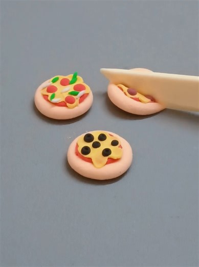 Cute DIY: How to Make Tiny Clay Pizza