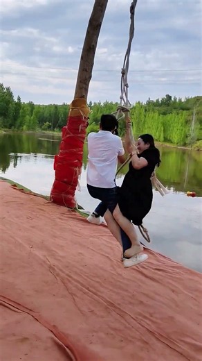 Not only can the shadowless feet kick people, but it is also a master at holding people