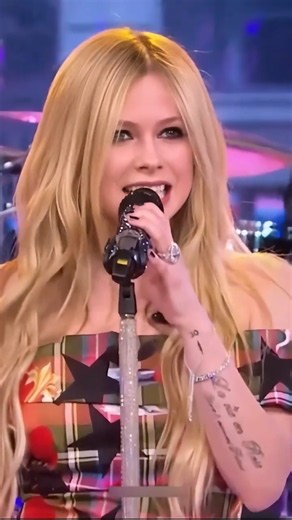 Avril Lavigne Live - 2002 🎸 Skater Boy #2000s #shorts