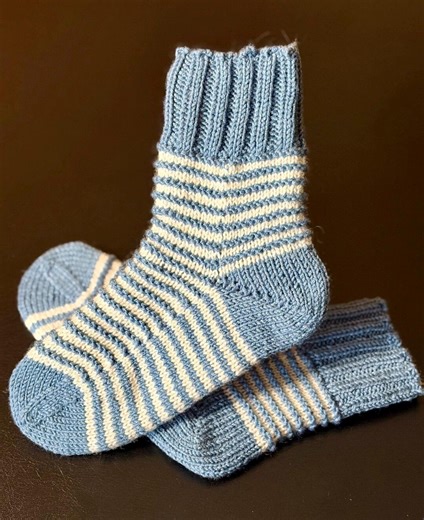 Illusion Stripe Socks Knitting Pattern: Beginner Friendly, Easy Knit (PDF Digital Download in English) - Etsy