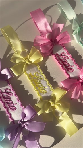 🩷💛🩵 𝐏𝐞𝐫𝐬𝐨𝐧𝐚𝐥𝐢𝐬𝐞𝐝 𝐃𝐮𝐦𝐦𝐲 𝐂𝐥𝐢𝐩𝐬🩵💛🩷 𝐖𝐞 𝐚𝐫𝐞 𝐞𝐱𝐜𝐢𝐭𝐞𝐝 𝐭𝐨 𝐨𝐟𝐟𝐞𝐫 𝐨𝐮𝐫 𝐧𝐞𝐰 𝐩𝐞𝐫𝐬𝐨𝐧𝐚𝐥𝐢𝐬𝐞𝐝 𝐝𝐮𝐦𝐦𝐲 𝐜𝐥𝐢𝐩 𝐥𝐢𝐧𝐞, 𝐚𝐧𝐝 𝐚𝐝𝐝 𝐚 𝐩𝐞𝐫𝐬𝐨𝐧𝐚𝐥𝐢𝐬𝐞𝐝 𝐭𝐨𝐮𝐜𝐡 𝐭𝐨 𝐲𝐨𝐮𝐫 𝐛𝐚𝐛𝐲’𝐬 𝐨𝐮𝐭𝐟𝐢𝐭𝐬 🫶🏽 𝐀𝐧𝐲 𝐧𝐚𝐦𝐞 𝐜𝐚𝐧 𝐛𝐞 𝐚𝐝𝐝𝐞𝐝 𝐨𝐫 𝐬𝐚𝐲𝐢𝐧𝐠 𝐈.𝐞 𝐦𝐲 𝟏𝐬𝐭 𝐁𝐢𝐫𝐭𝐡𝐝𝐚𝐲. 𝐂𝐨𝐥𝐨𝐮𝐫 𝐭𝐡𝐫𝐞𝐚𝐝𝐬, 𝐫𝐢𝐛𝐛𝐨𝐧𝐬 𝐚𝐧𝐝 𝐛𝐨𝐰𝐬 𝐜𝐚𝐧 𝐛𝐞 𝐜𝐡𝐚𝐧𝐠𝐞𝐝 𝐆𝐞𝐦𝐬 𝐜𝐚𝐧 𝐛𝐞 𝐚𝐝𝐝𝐞𝐝 𝐭𝐨 𝐭𝐡𝐞 𝐛𝐨�