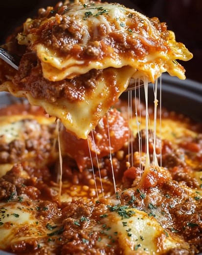 🍲✨ Crockpot Ravioli Lasagna 🧄🧀 All the flavors of classic lasagna made easy with frozen ravioli, layers of cheese, savory sauce, and slow-cooked perfection! A family favorite that requires almost no effort. --- ## 📝 Ingredients: * 1 (25 oz) bag frozen cheese ravioli 🧀🍝 * 1 lb ground beef or Italian sausage 🌭 * 1 jar (24 oz) marinara sauce 🍅 * 1 small onion, diced 🧅 * 2 cloves garlic, minced 🧄 * 2 cups shredded mozzarella 🧀 * 1 cup ricotta or cottage cheese 🍶 * ½ cup grated Parmesan �