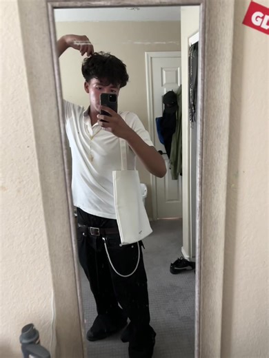 Flared Jeans and Belt Outfit Ideas for Streetwear Style