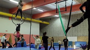 Activité cirque : du sport sans la compétition - Extrait vidéo Les Maternelles XXL