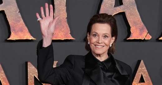 Sigourney Weaver ajoute encore une saga à sa filmographie en affrontant Lara Croft