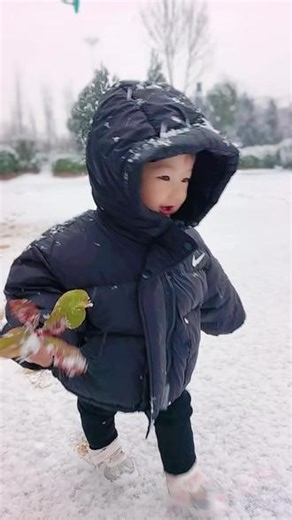 很多事情其实根本没有意义人生本就是不停的感受雪落无声。却藏着妈妈满心的欢喜看着你从好奇的打量这银装世界才懂得最珍贵的时光是陪你解锁人生的每一个“第一次”