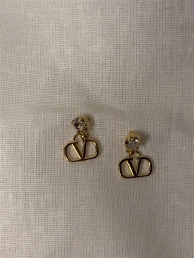 Unboxing these Chanel earrings—elegance that never fades. Don’t miss out 🔗 in bio shopnow #valentino #earrings #Tiktokshop #linkinBio #luxuryFinds