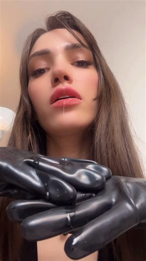 Aliena Moore on Instagram: "Sound ON🔊 #latex #latexmodel #latexgloves #latexasmr #latexgirl"