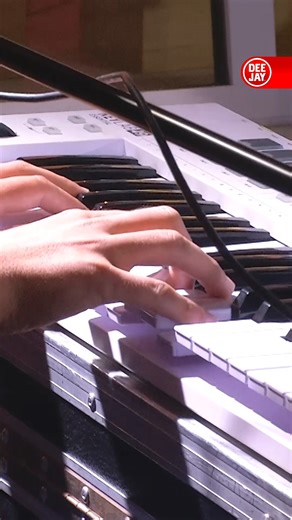 Ospite a Say Waaad?!?, Faccianuvola canta live “Fulmine a ciel sereno”. Nome d’arte di Alessandro Feruda, classe 2002, Faccianuvola è oggi tra le voci emergenti più apprezzate, seguito alla produzione da Juli, già spalla di Olly. L’intervista completa di Faccianuvola a Say Waaad?!? è disponibile sull’app di Radio DEEJAY, deejay.it, YouTube e piattaforme audio. #radiodeejay #onair #saywaaad #faccianuvola #volare #fulmineacielsereno #live | Radio Deejay