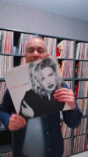 In 1993 Kim Wilde released this cover version of If I Can’t Have You (originally by Yvonne Ellimam and from the soundtrack Saturday Night Fever) This version was recorded for Kim’s Greatest Hits Album: The Singles Collection @Kim Wilde #kimwilde #90sthrowback #vinylcollection #recordcollection #cover