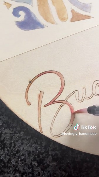 Non è un fuoriporta qualsiasi. È un pezzo creato da zero: legno inciso, dettagli fatti a mano e completamente personalizzabile. Niente copie. Niente standard. Solo qualcosa che parla davvero di te. Scrivici per creare il tuo ✉️ #fuoriporta #artigianatoitaliano #fattomano #home decor #decorazionicasa