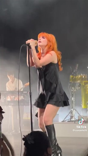 #Paramore performing 'Decode', at The Beacon Theater, in New York, NY 🇺🇸 🎥: @concerts25 (TikTok) | We Are Paramore