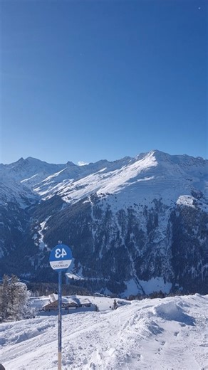 Dennis Kok Gezondheid Vitaliteit Mindset on Instagram: "Ja ik heb het naar mijn zin, maar altijd als ik zoiets doe word ik die ochtend nerveus wakker. De angst, ontzag en het respect voor de bergen en moeder natuur krijgt me elke keer weer nederig. Hoe zwaarder de reis, des te mooier de bestemming. Je MOET jezelf onderdompelen in discomfort en uitdagingen, om ECHT te kunnen leven! Anders ben je een passant in dit leven! En dit moet je niet willen! Vorig jaar deed ik er 2 uur en 45 minuten over e