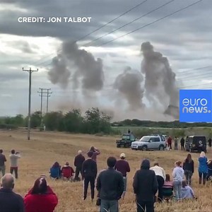 A controlled explosion demolished three cooling towers at Didcot power station in the UK on Sunday. Soon after thousands of homes were left without electricity. Scottish and Southern Electricity said they have opened an investigation in the cause of the power cuts. http://bit.ly/2Mpx98W | Euronews English