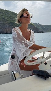 🌊✨ Dal mare alla moda, sempre a bordo con voi! Oggi vi porto con me in barca… tra vento, sole e tanta eleganza 🛥️👗 Chi ha detto che le onde più belle sono solo quelle del mare? Le onde dello stile vi aspettano nel nostro Fuori Tutto… pronti a salpare verso le occasioni più shock dell’estate? ⚓️🔥 #ModaInBarca #CrismaStyle #FuoriTutto #Estate2025 #lanegoziantepiùbelladitalia | Crisma Fashion Brands Store