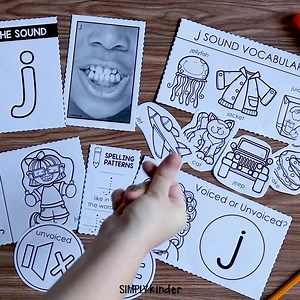 💥 Check out our Sound Interactive Notebook with Mouth Photos! 😱 👄 Students will work with these fun interactive notebooks with mouth formation, spelling patterns, and sound identification in words. This resource comes with a beginner and advanced set as well as with sound slashes and without (virgules). ⭐️⭐️⭐️⭐️⭐️ "The way this interactive notebook not only teaches, but it is a resource to look back at, and great practice as it is assembled. Thank you!" ⭐️⭐️⭐️⭐️⭐️ "Love that is aligned to the