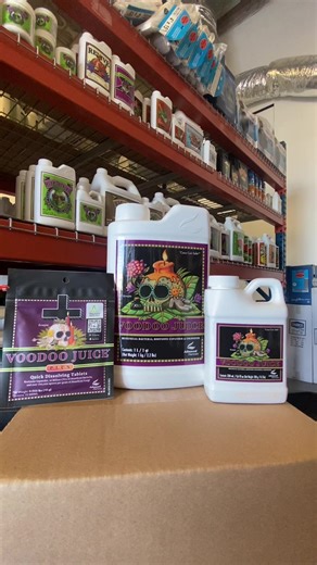 If you’re chasing fuzzy and enriched roots that pull in more nutrients and water for bigger, healthier harvests - Voodoo Juice from @Advanced Nutrients is for you. Why it works: This root-boosting powerhouse is packed with four synergistic strains of bacilli. These beneficial microbes expand your root zone surface area and support strong mycorrhizal relationships, creating a thriving underground network. 💧Voodoo Juice Liquid - Best for smaller gardens or growers who want flexibility. ☑️ Plants 