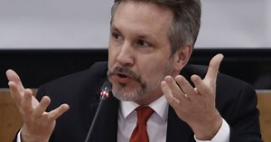 John Ackerman publica sus títulos universitarios en Twitter tras polémica con Jorge Berry