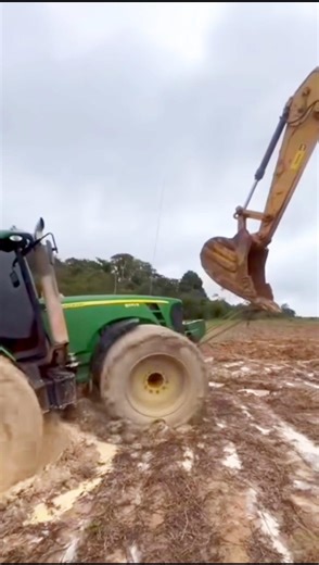 Pulling a John Deere Tractor Stuck in the Mud #usatractor #pullingtractor #johndeere