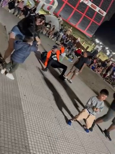 bailando con los pibes ... #santateresita #duomalhumor #artistascallejeros #reels