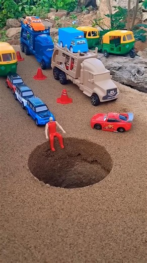 jcb & autorickshaw pushing cars Near car carrier vsg truck #jcp​​ #tractor​​ #tractorjcb​​