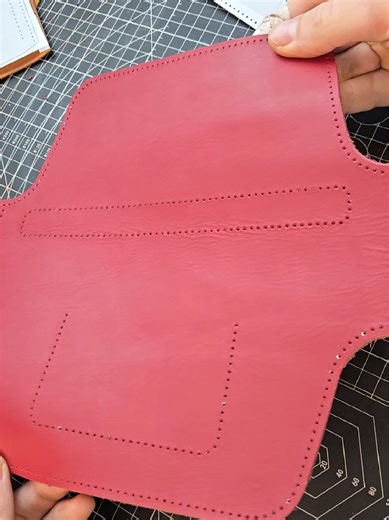 This is the easiest leather waist bag you can make - perfect for beginners. Anyone can repeat it using simple tools and basic leather skills
