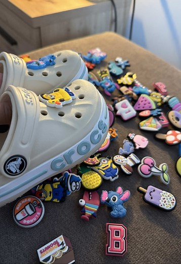 Stilizovanje Crocs papuča za decu