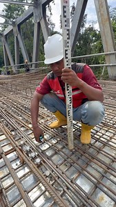 Jarak pembesian plat lantai harus rapat untuk memastikan kekuatan struktural yang merata, menahan gaya tarik dan geser secara efektif, serta mencegah retak akibat beban dan perubahan suhu. Berikut adalah alasan detailnya: Menahan Gaya Tarik: Beton sangat kuat menahan gaya tekan, tetapi lemah dalam menahan gaya tarik (misalnya, saat plat melendut di bawah beban). Besi tulangan berfungsi untuk memikul gaya tarik ini. Jarak yang rapat memastikan gaya tarik dapat didistribusikan secara efisien ke se