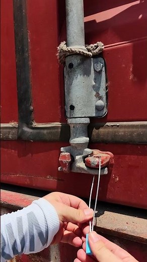 How to use a hexagon cable seal to lock the container