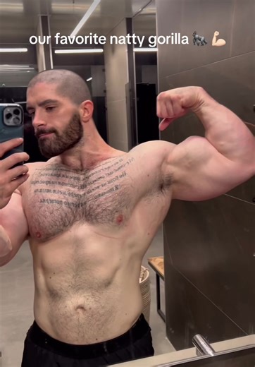 Give our king a follow. 💪🏻 #bodybuilding #muscles #flexing #massivechest #muscle #biceps #men #bodybuildingmotivation