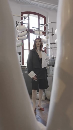 Threads of Unity on Instagram: "Wir haben uns die letzten Monate gemeinsam mit junge Menschen aus Chemnitz mit Fashion & Textilgeschichte auseinandergesetzt und eine eigene Kollektion designed – jetzt ist unsere Kollektion endlich ready! Hier ein paar BTS-Vibes vom Shooting im @textil_und_rennsportmuseum und der @historische.schauweberei Fotos: @jonas.l.mertens BTS: @corvenzo_ Hair & make up: @yve_makeup Produktion: @for___________emma @valentinmici @antifashionstylist Am 10. Oktober zeigen wir