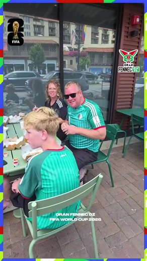 Incroyable ! Même au fin fond du Nebraska, le charme des Fennecs opère 🇺🇸🇩🇿 Toute la famille donne de la voix pour l'EN : "1, 2, 3, viva l'Algérie !" 🗣️💚 Petit tacle amical à la maman et son maillot de l'Argentine au passage 😂#TeamDZ #Algerie #WorldCup2026