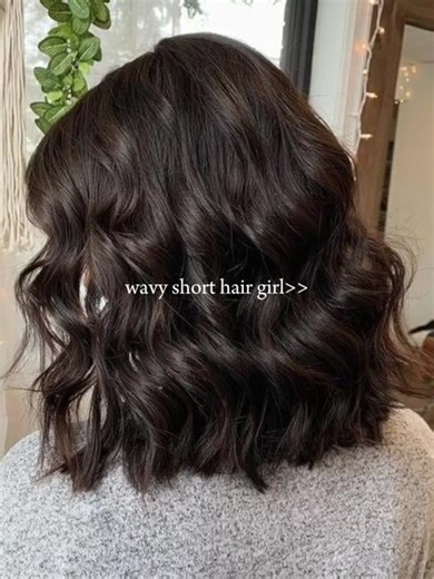 Discover Gorgeous Inverted Short Wavy Hair