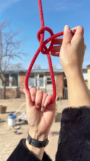 Method for tying a secure single overhand knot