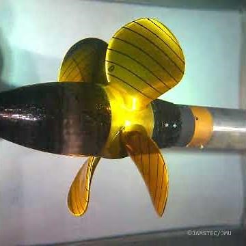 実船用プロペラのキャビテーション試験 "通常海域用翼角、船速12ktで航走中"