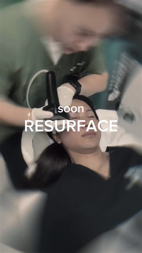 โปรแกรม resurface คืออะไร และช่วยเรื่องอะไร?? โปรแกรม resurface : เป็นการยิงพลังงาน RF ลงผิวเป็นจุดๆ แบบเกิดแผลจิ๋ว ที่เป็น ablative crater และยังมีการให้ความร้อนแบบ non-ablative ในชั้นหนังแท้จากอีเล็กโทรดข้างๆ เพื่อช่วยให้ผิวกระชับเพิ่มขึ้นอีกหนึ่งชั้น ผลลัพธ์ที่ได้ 💚 ช่วยผลัดผิวใหม่ : การเกิดแผลจิ๋ว จะช่วยกระตุ้นการซ่อมแซมและสร้างผิวใหม่ ผิวจึงแลดูเรียบเนียนขึ้น 💚 ริ้วรอยตื้น ผิวกระชับขึ้น คุณภาพผิวแลดูดีขึ้น 💚 รอยสิว/หลุมสิว & รูขุมขน/ความมัน 💚Downtime : โดยทั่วไป re-epithelialization ภาย
