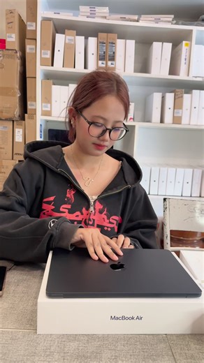 184 reactions | តម្លៃថ្មីបញ្ចុះតម្លៃពិសេស : 799$ 殺 MacBook Air 13.6”...