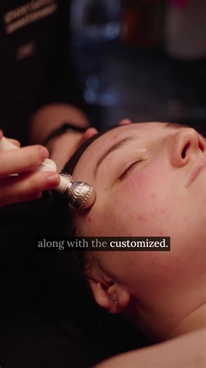 Give your skin the hydration and glow it deserves ✨ Our Skinwave Facial isn’t just a hands-on facial, it’s a full skin revival. With gentle lymphatic drainage, exfoliation, deep hydration, antioxidant infusion, and a little spa magic, it goes beyond surface-level care to leave your skin fresh, radiant, and totally revitalized. 🌊 Perfect for a big event, a quick glow-up day, or as part of your regular skincare routine! There’s a perfect plan for every skin type and concern. 💆‍♀️💖 📲 Book now, 