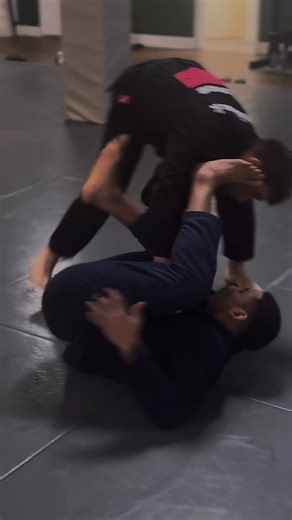 Ivan Skoko on Instagram: "Room gets steamy when the comp class is over 💨 If you want to learn impassable lapel guard,check my brother @grips_ck and his Khoza guard at @bjj.fanatics 🔥 @levelxblack @apex_bjj #jiujitsu #bjj #compclass"