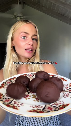 Thanks @elle gibson for changing my life with your brownie balls 😍 #brownieballs #healthydessert #chocolate #datebrownie #pregnancycraving