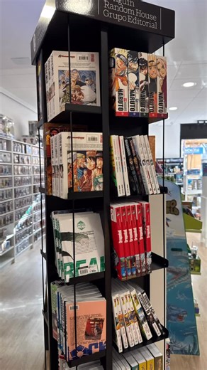 Passarella Store on Instagram: "✨ Nuevas estanterías, mismo ADN friki (pero a otro nivel) ✨ En Passarella Pop hemos renovado la zona manga y figuras para que todo tenga el protagonismo que merece: más espacio, más orden y una experiencia mucho más cómoda para perderte entre tomos y coleccionables 📚🔥 📖 Manga para todos los gustos Conviven las grandes sagas de siempre como One Piece, Dragon Ball, Naruto o Ataque de Titanes, junto a novedades que están pegando muy fuerte: Solo Leveling · El diar