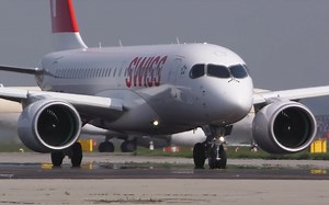 庞巴迪 Bombardier CS100 客机在跑道滑行！