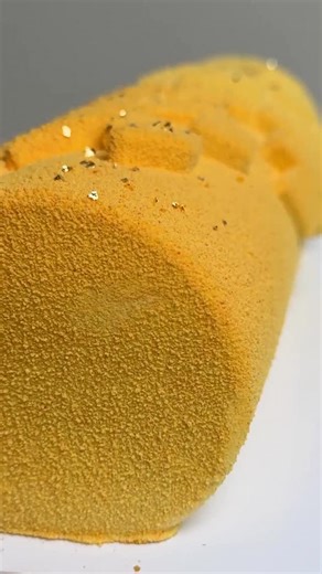 BÛCHE COUP DE CŒUR Avis aux amateurs de saveurs exotiques, coco, mangue, passion, c’est la bûche qu’il vous faut ! Elle signée @francoisdaubinet pour @coutumecafe le nouveau comptoir des galeries Lafayette ! Bûche Horizon - (6 à 8 pers) Une bûche à la mousse légère noix de coco, cœur de fruits exotiques: mangue-passion, biscuit mœlleux coco, croustillant noix de coco. Sans gluten. 79€ | Très Très Bon