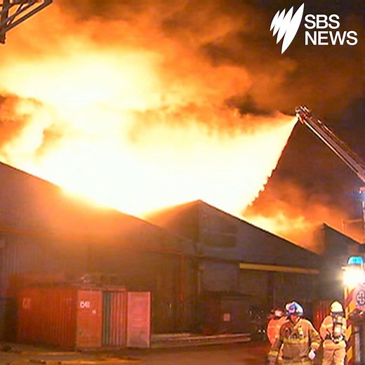 Melbourne residents have been told to stay inside after this huge factory fire sent up clouds of toxic smoke. | SBS News