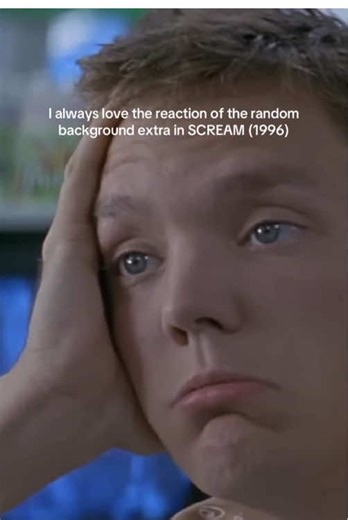 That random background extra always makes me laugh during this scene in SCREAM (1996)… #scream #funny #humor #fyp #scream7