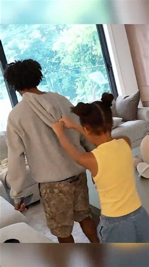 Kiki bossing her cousin around lol